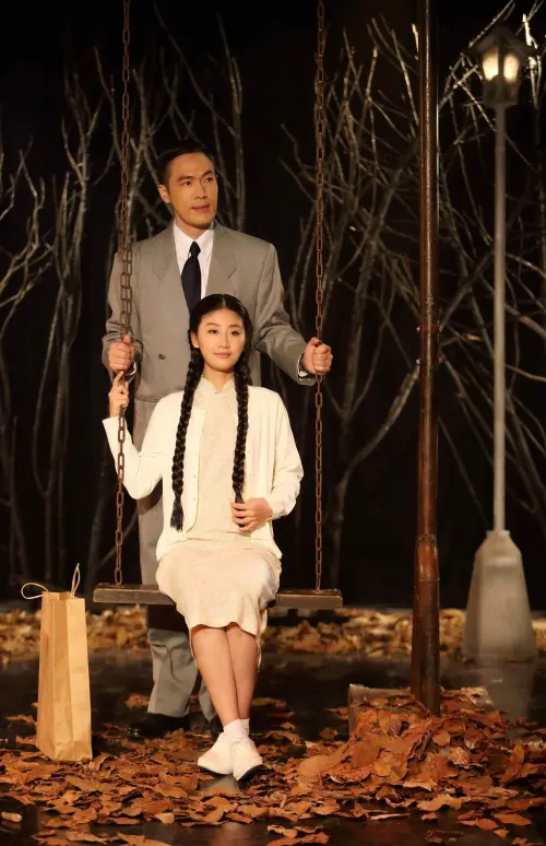 ▲《暗戀桃花源》裡的「江濱柳」一角，是樊光耀（後）劇場生涯中的代表作之一。圖為他和朱芷瑩飾演的雲之凡版本。（圖／表演工作坊提供）