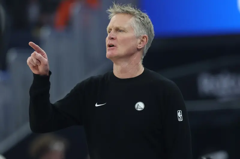 ▲勇士總教練科爾（Steve Kerr）除了分析敗因，也對外界最關心的柯瑞（Stephen Curry）與新援克里斯塔普斯·波爾辛吉斯（Kristaps Porzingis）的傷情進行了最新說明。（圖／美聯社／達志影像）