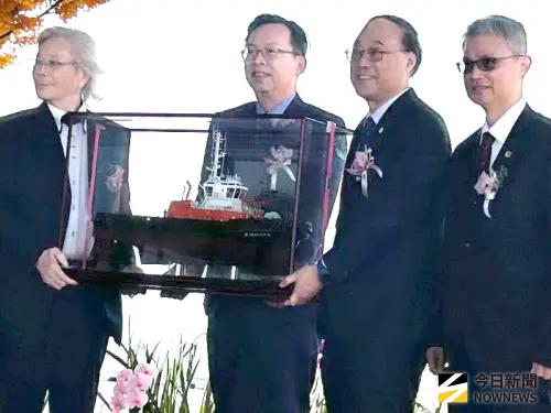 ▲在交船儀式中，由交通部次長林國顯(左2)見證下，由中信造船公司董事長韓碧祥(左1)將拖船模型，致贈給台灣港務公司董事長周永暉(右2)，象徵3艘拖船建造圓滿完成交付。(圖／記者黃守作攝)