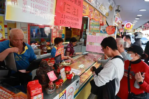 ▲威力彩選號主要分成兩區，首先需從第一選號區中的01～38的號碼中任選6個號碼，再從第二選號區中的01～08的號碼中任選1個號碼進行投注。（圖／記者葉政勳攝）