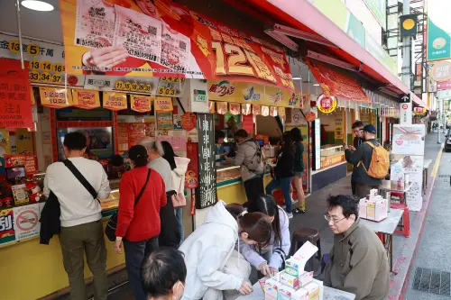 ▲大樂透每注售價50元，採「49選6」玩法，投注時需從01至49號中選出6個號碼組成一組。（圖／記者葉政勳攝）