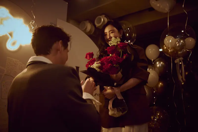 ▲李玉璽（左）求婚時太緊張，寫了專屬主題曲〈剛剛好〉，演唱時卻出包唱成倒裝句，老婆許允樂（右）超溫柔，要他再唱一次就好。（圖／晴空鳥提供）