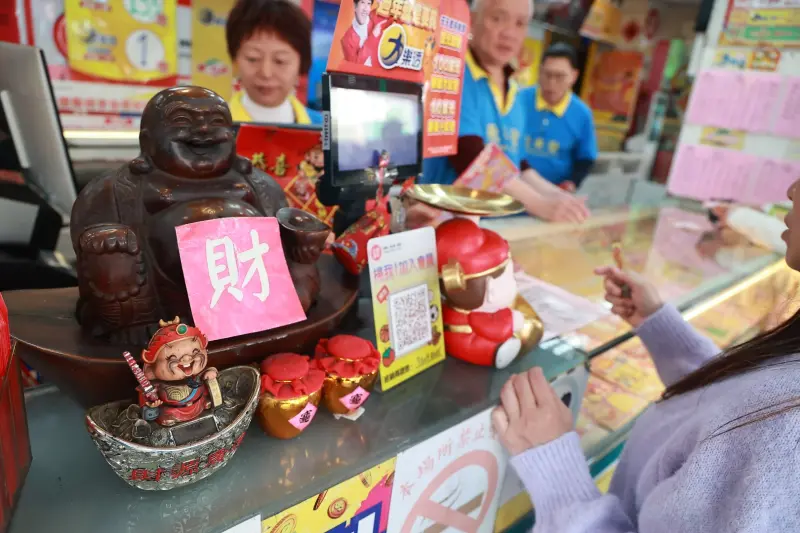 ▲大樂透第115000031期今（2）日晚間20時30分開獎，本期頭獎1億，大樂透春節加碼持續進行中。《NOWNEWS》將即時更新大樂透、春節大紅包、小紅包中獎號碼。（圖／記者葉政勳攝）