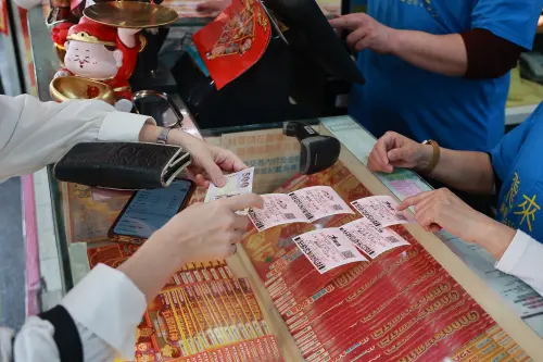 ▲威力彩一注100元，投注時需先在第1區01至38號中挑選6個號碼，再從第2區01至08號中選出1個號碼。（圖／記者葉政勳攝）