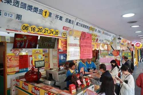 ▲台北士林「飛來發彩券行」在2月20日、21日都開出大紅包加碼獎項，該店本屆已經開出5注春節加碼獎項。（圖／記者葉政勳攝）