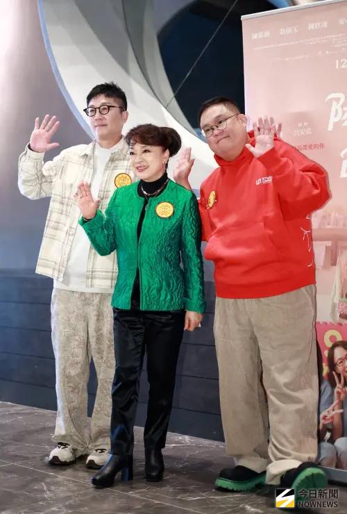 ▲翁倩玉（中）今與導演林孝謙（右）、編劇呂安弦（左）出席《陽光女子合唱團》謝票記者會。（圖／記者吳翊緁攝影）