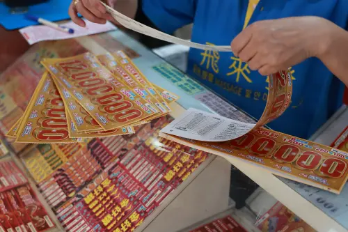 東北大花衣神指路！男子等紅燈意外跟著走進彩券行　刮中百萬元
