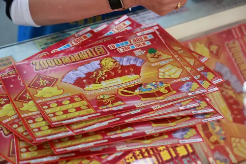 ▲2000元刮刮樂「2000萬超級紅包」每年都超夯，不過有不少人槓龜直接痛損2000元，嚇到不敢再買。（圖／記者葉政勳攝）