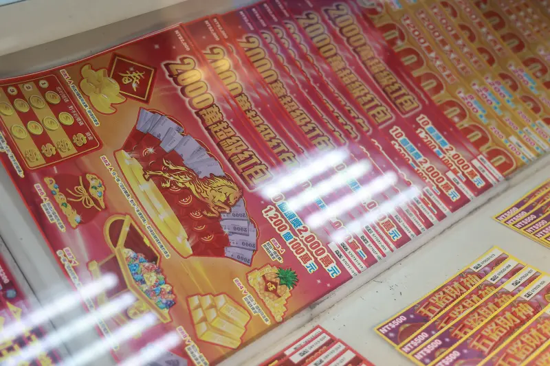 ▲一對經營日本料理店的夫妻與熟客們，每到過年都會有一個特殊的儀式感，就是一起集資買刮刮樂在店裡同樂，今年驚喜刮出百萬大獎。。（圖／記者葉政勳攝）