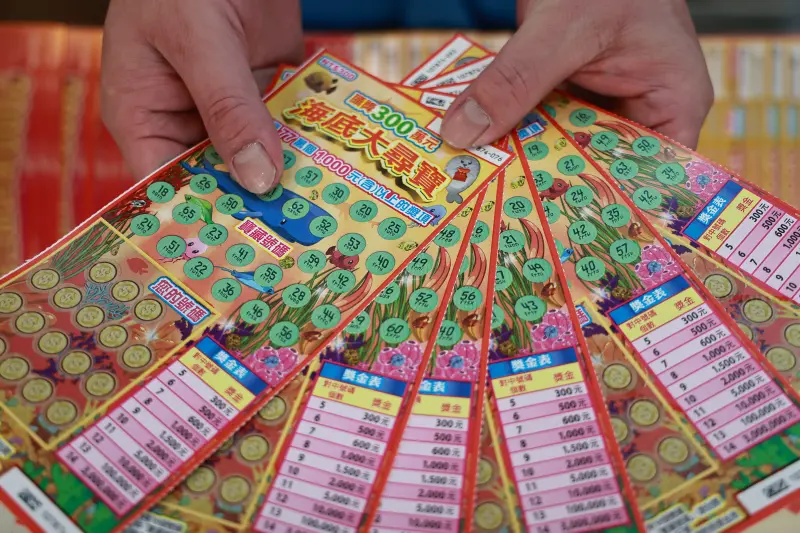 ▲小年夜開刮刮刮樂！年收入30億的「竹北吊車大王」胡漢龑今年打算豪擲200萬買刮刮樂，今（15）日花60萬買下16本刮刮樂，胡漢龑直呼不在意回本金額，直呼最大獎僅中過10萬元。（圖／記者葉政勳攝）