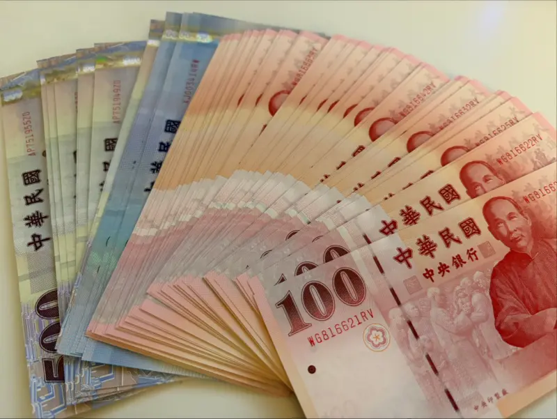 ▲2026換新鈔進入倒數，不少民眾為了包紅包用新鈔添喜氣，這幾天都去銀行排隊拿舊鈔換新鈔。（圖/記者張嘉哲攝）