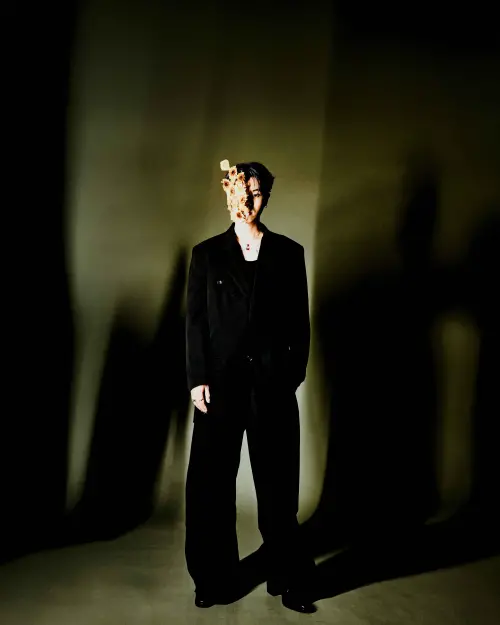 ▲HowZ（如圖）新專輯《花花公子》以音樂探討感情世界裡的百態。為此，他也豁出去，嘗試以裸身拍攝照片，實際成品需等專輯問世後可見。（圖／皓室創意Light House提供）