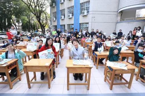 從趴地變坐新椅　中市府砸重金護學童送愛心
