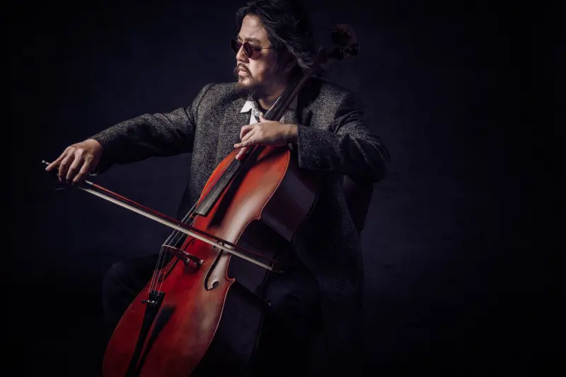 ▲享譽兩岸三地的配樂鬼才、三金得主大提琴家范宗沛（如圖），今（12）日驚傳辭世，享壽65歲。家屬透過他的臉書專頁發文表示，他現在已經在天堂吃喝玩樂了。（圖／風潮音樂提供）