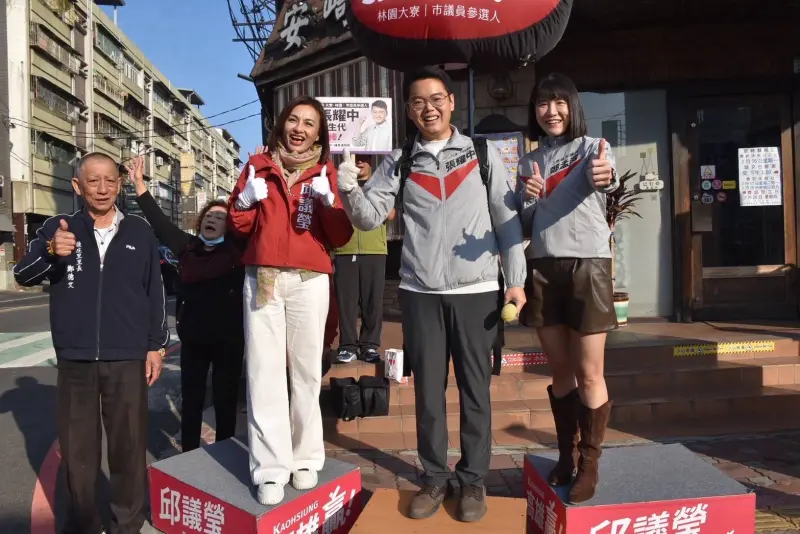 ▲ 立法委員邱議瑩今天前往大寮後庄，陪同高雄市議員參選人張耀中掃街拜票，三民區市議員鄭孟洳、大寮區後庄里長鄭德文也一同現身，與現場民眾互動熱絡。（圖／高雄市議員參選人張耀中提供）