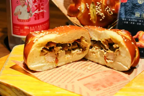 ▲吳寶春特別開發適合承載高油脂、高香氣內餡的鹼水麵包體，讓料理香氣在烘烤後依然保存完整、不被掩蓋，（圖／業者提供）