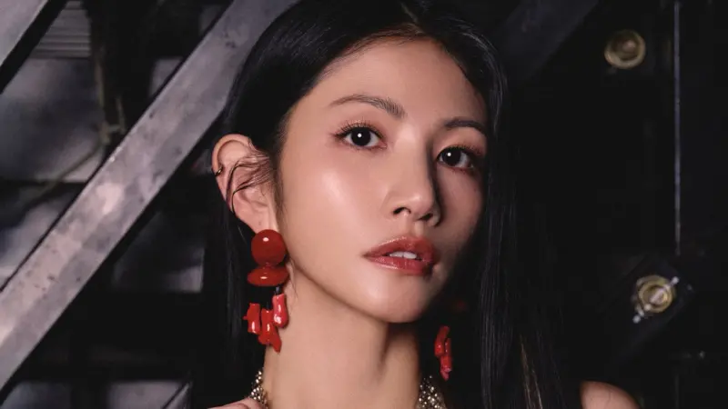 ▲李千娜身處《世紀血案》失言風波，受邀演出的除夕特別節目《2026超級巨星紅白藝能大賞》也遭波及，台視表示將調整內容。（圖／李千娜臉書）