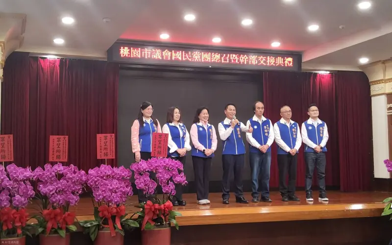 ▲桃園市議員李柏坊（右3）將接任議會黨團副總召，他質疑何志偉對桃園不熟悉，卻要空降選市長。（圖／國民黨提供）