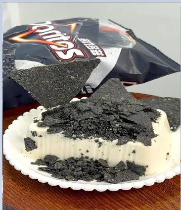 ▲滑嫩的中華豆腐搭配皮蛋口味多力多滋，瞬間有種在吃創意涼拌皮蛋豆腐的錯覺。（圖／萊爾富提供hilife.com.tw）