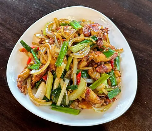 ▲「開心果園美食」是位於八里深山的平房內餐館。（圖／翻攝米其林官網https://guide.michelin.com/tw/zh_TW）