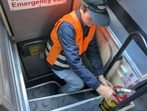 ▲高雄市區監理所副所長陳天賜檢查客車滅火器的情形。(圖／高雄市區監理所提供)