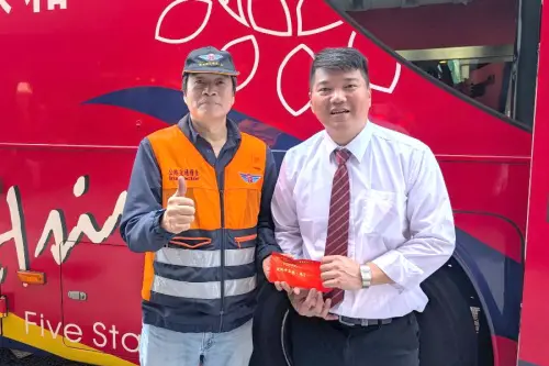 ▲高雄市區監理所副所長陳天賜(左)到客運場站關心業者疏運整備，並發紅包給客運車駕駛，期做好行車前之準備工作。(圖／高雄市區監理所提供)