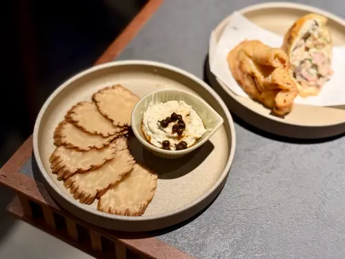 ▲套餐前菜「燻漬蘿蔔佐奶油蕈菇乳酪」。（圖／記者蕭涵云攝）