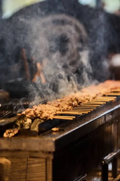 ▲TORIMACHI將日本傳奇燒鳥大師池川義輝的「直火強燒」，在台重現。（圖／inari Izakaya提供）