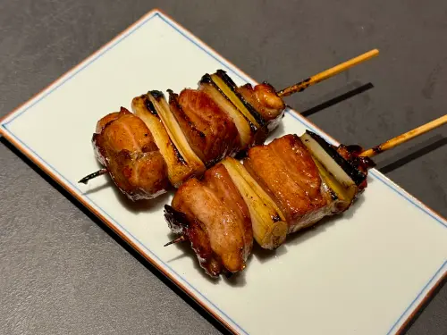 ▲「大蔥醬燒雞腿」有夠鮮嫩多汁。（圖／記者蕭涵云攝）