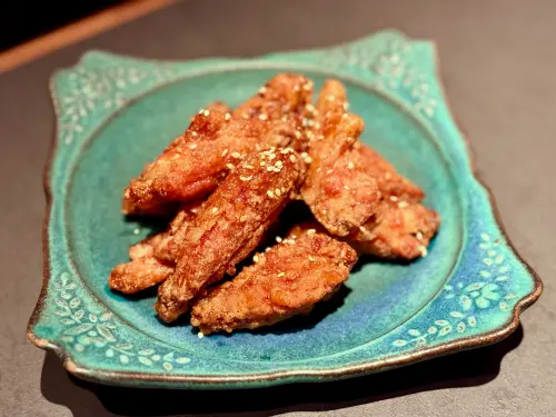 ▲台灣獨家開吃「麻油醬燒雞翅」。（圖／記者蕭涵云攝）