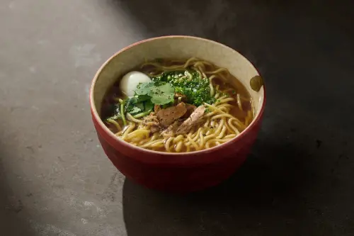 ▲來自東京芝浦店「TORIMACHI醬油拉麵」。（圖／inari Izakaya提供）