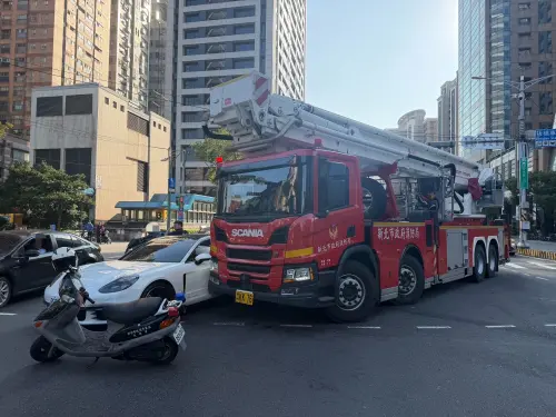 這下賠大了？6千萬雲梯車「擦撞保時捷」板橋超天價車禍畫面曝
