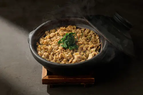 ▲TORIMICHI東京中目黑店的招牌「雞肉釜飯」，使用雞腿、雞胸肉做成雞鬆，搭配雞高湯調味。（圖／inari Izakaya提供）