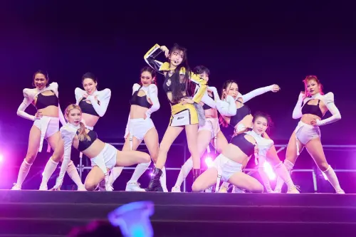 謝金燕2度登鴻海尾牙！大巨蛋萬人跳練舞功　陽光姐姐辣秀美腿
