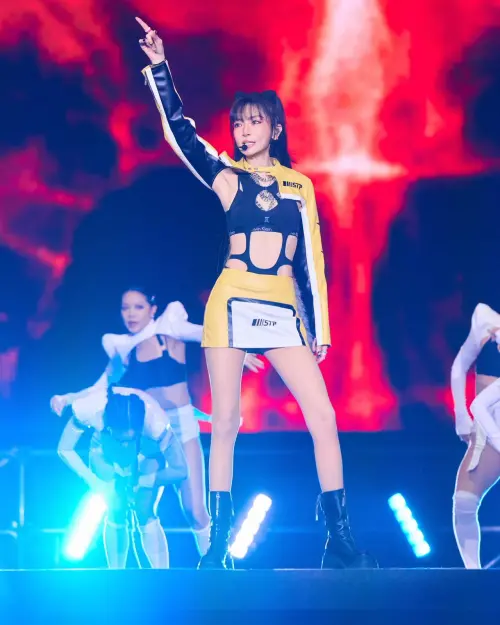 ▲謝金燕（如圖）在尾牙場上大秀美腿，勁歌熱舞，氣氛熱烈到最高點。（圖／一直打不倒有限公司提供）