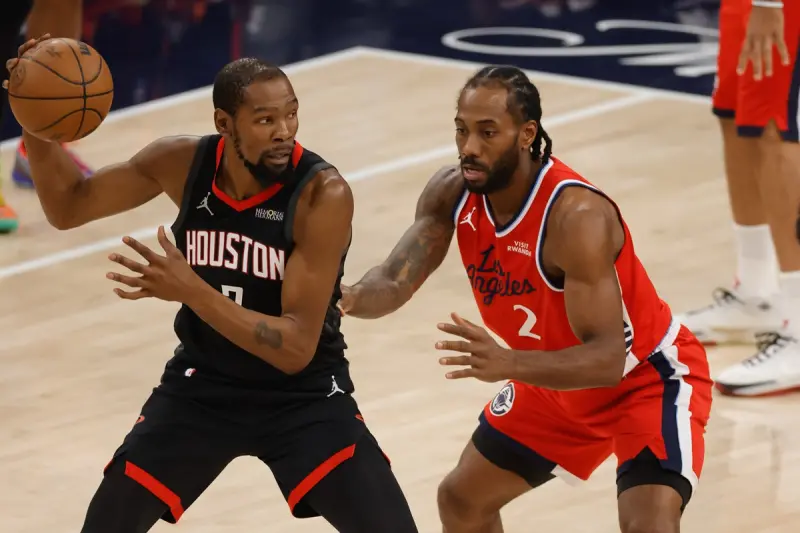 ▲雷納德（Kawhi Leonard，圖右）強勢發揮。火箭球星「KD」凱文·杜蘭特（Kevin Durant，圖左）對這位老對手給予了極高評價，直言他是籃球史上最偉大的球員之一。（圖／美聯社／達志影像）