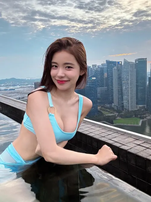 ▲▼李多慧穿天空藍泳裝，側腰到背部全挖空，秀出20吋螞蟻纖腰，傲人上圍也呼之欲出。（圖／李多慧IG@le_dahye）