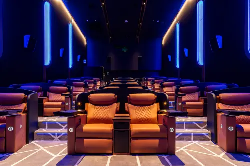 ▲老虎城GOLD CLASS頂級影廳，軟硬體全面升級，其中，頭等艙級的Ferco座椅，可以調整出最舒適角度，讓看電影成為頂級享受。（圖／業者提供）