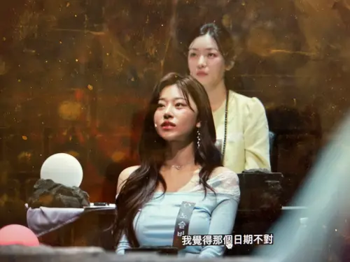 ▲盧瑟妃（前方）是Z世代巫師，外型跟偶像沒兩樣，通靈能力卻很強。（圖／翻攝自disneyplus）