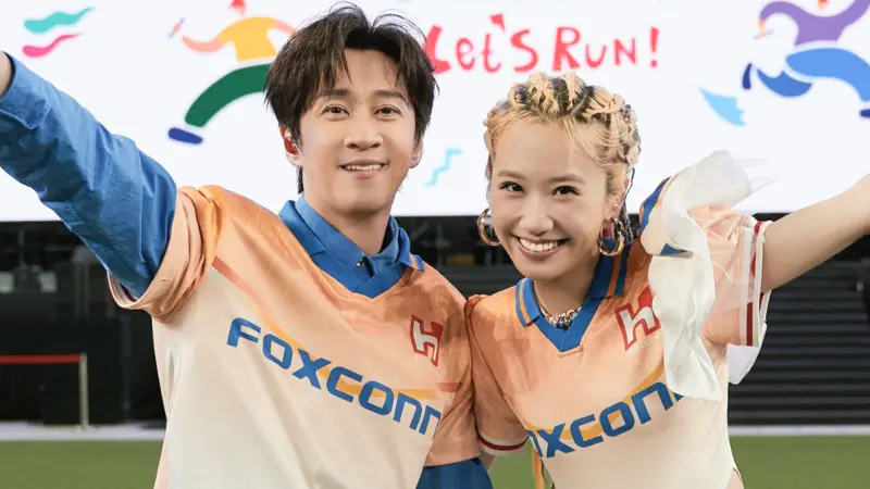 ▲陳漢典（左）、Lulu主持鴻海尾牙，嗨到台上脫口小孩名字。（圖／天地合娛樂提供）