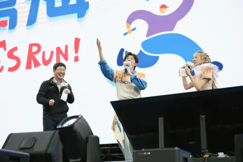 ▲陳漢典（中）、Lulu（右）在台上笑說要把小孩取名叫「陳鴻海」。（圖／天地合娛樂提供）