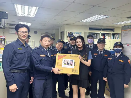 送泡麵貼母女合照！應佳妤慰問挨轟作秀　應曉薇護女回嗆
