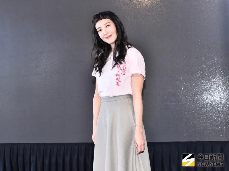 ▲張本渝（如圖）今（12）日出席舞台劇《暗戀桃花源》記者會，受訪時提及她和男友交往4年半，至今只見過一次面，平常都是靠視訊維繫感情，而且她已經答應男友求婚。第二次見面原本要去結婚，但男友半路在機場被攔截去當證人，只能再找時間。（圖／記者葉政勳攝影）