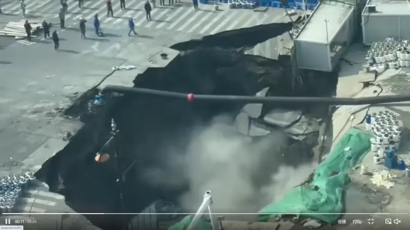 ▲中國上海一處地鐵站施工現場，12日上午發生塌陷事故。（圖／翻攝自微博）