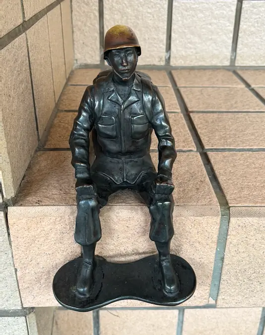    ▲北捷復興崗站「小兵立大功」黃銅裝置藝術。（圖／記者呂炯昌攝）  