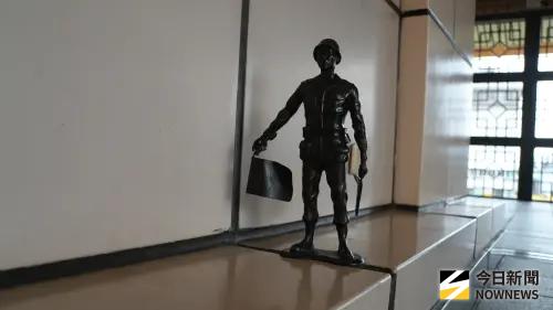 ▲北捷復興崗站「小兵立大功」黃銅裝置藝術。（圖／記者呂炯昌攝）