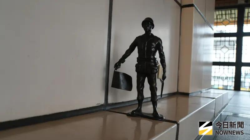    ▲北捷復興崗站「小兵立大功」黃銅裝置藝術。（圖／記者呂炯昌攝）  