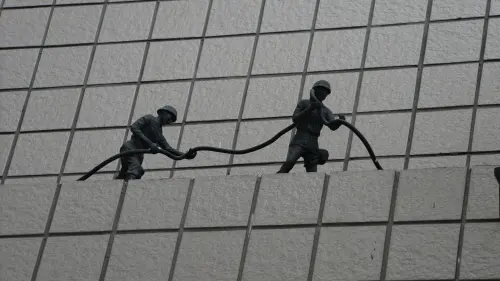 ▲北捷復興崗站內「小兵立大功」黃銅裝置藝術，拉線的通訊兵。（圖／記者呂炯昌攝）