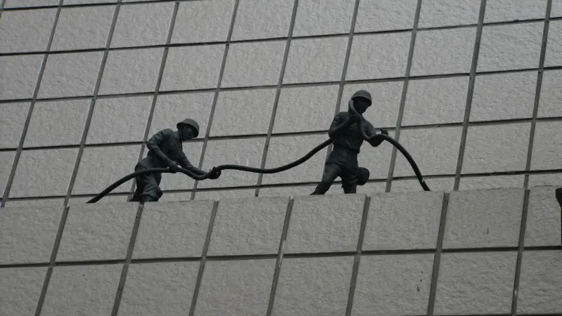    <p>▲北捷復興崗站內「小兵立大功」黃銅裝置藝術，拉線的通訊兵。（圖／記者呂炯昌攝）</p>     