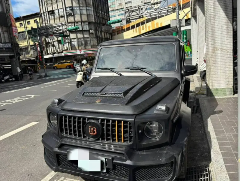 ▲宜蘭分署將拍賣詐騙集團成員代步的黑色賓士 G63 AMG（原廠改裝）。 （圖／翻攝畫面）
